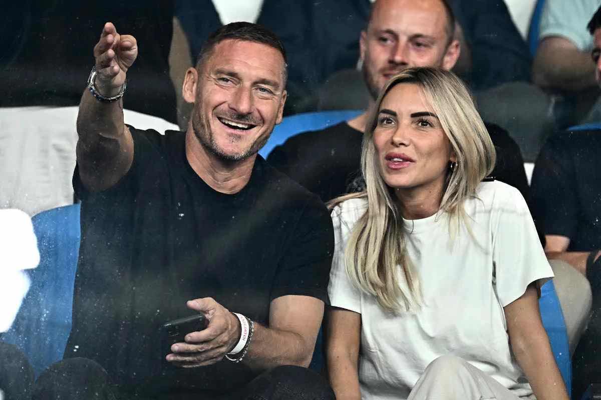 Francesco Totti e Noemi Bocchi al mare