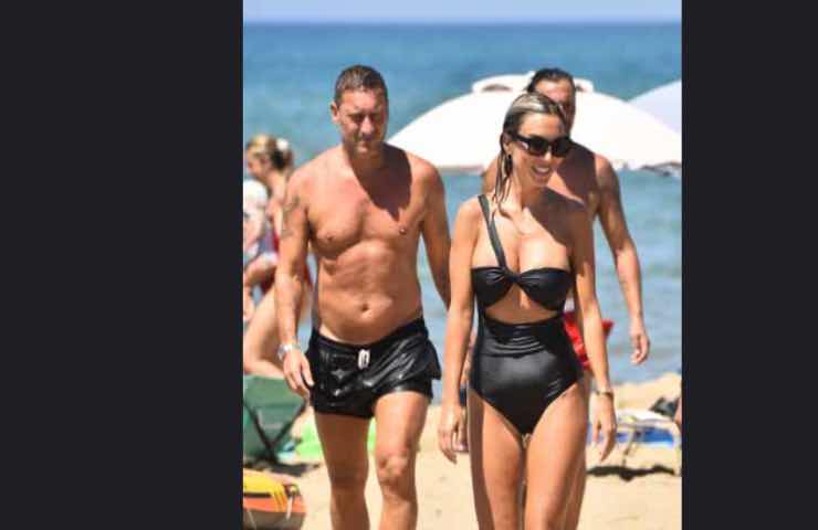 Francesco Totti e Noemi Bocchi al mare