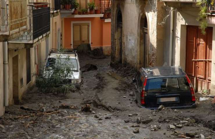 macchine travolte dall'acqua