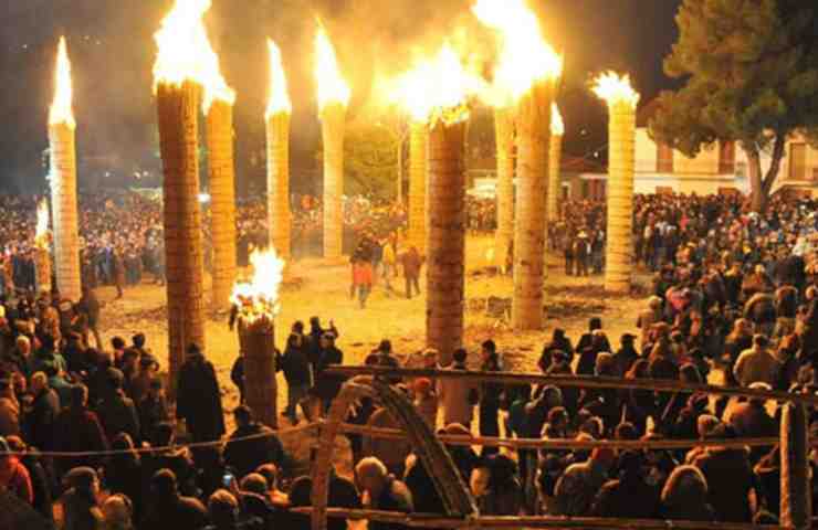 Abruzzo Festa delle Farchie tradizione popolare origini assurde