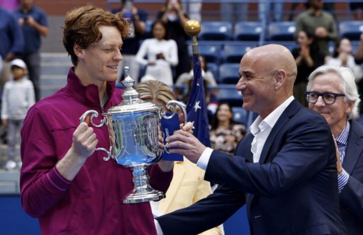 Jannik premiato da Andre Agassi