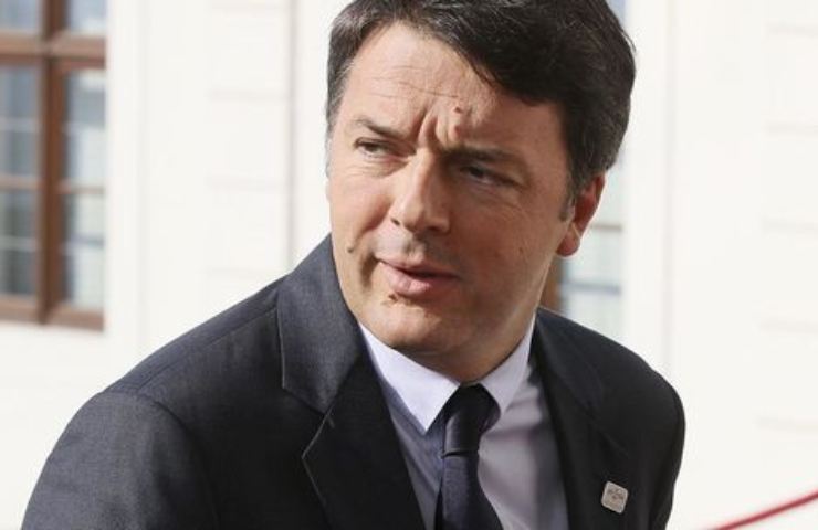 Matteo Renzi con espressione corrucciata