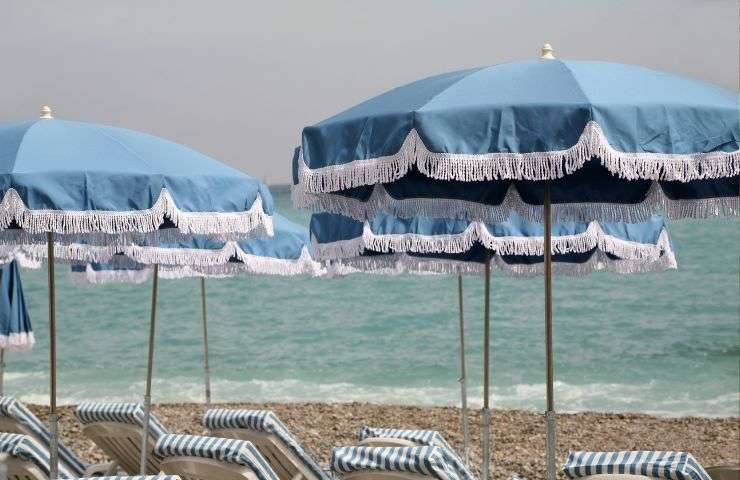 Obrelloni e lettini in riva al mare