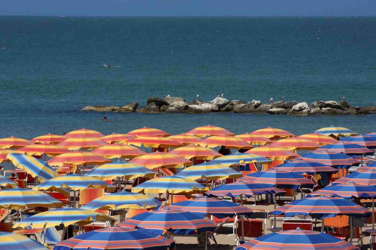 Ombrelloni sulla spiaggia