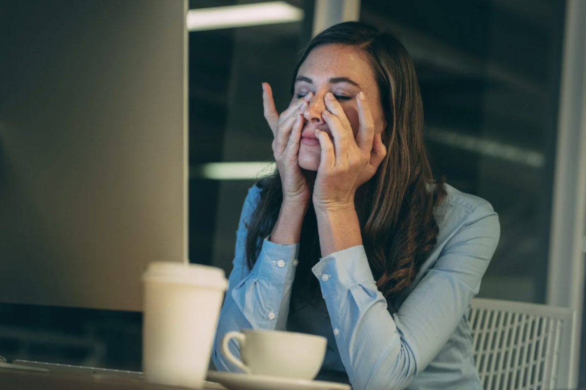 donna che si strofina gli occhi