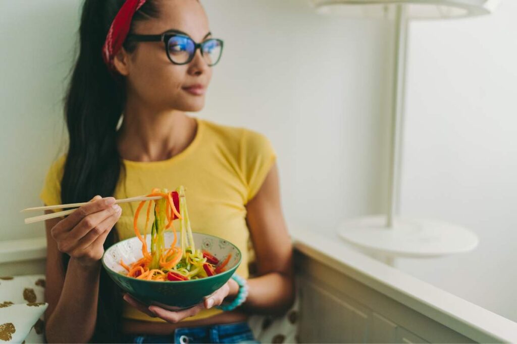 ragazza mangia verdure