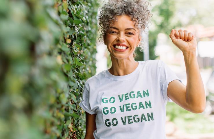 ragazza con maglia vegan